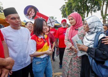 Calon Pakatan Harapan, Pang Sock Tao (dua dari kiri), beramah mesra dengan orang ramai ketika berkempen bagi Pilihan Raya Kecil Dun Kuala Kubu Baharu, di Pasar Pagi Batang Kali, di sini hari ini.. - UTUSAN/SHIDDIEQIIN ZON