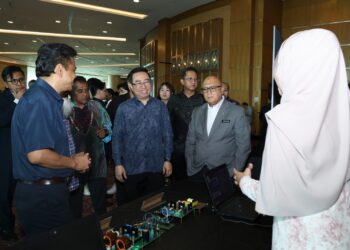 CHANG Lih Kang ketika melawat pameran pada majlis MIMOS Technology Preview 2024 di Putrajaya.