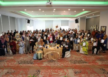 NIK Norzrul Thani Nik Hassan Thani (depan, tiga dari kiri) bersama Sharifudin (depan, tiga dari kanan) bersama penulis-penulis buku Penerbit USIM yang menerima royalti masing-masing pada Majlis Kalam Bitara 2024 yang diadakan di Bangi, Selangor, semalam.