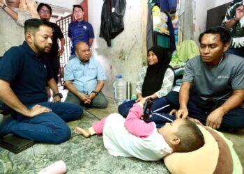 ANTARA pihak Yayasan Bank Rakyat yang menyantuni dan melihat sendiri keadaan Nur Alish Umairah yang menderita penyakit kanser leukemia di Kempas, Johor Bahru, hari ini.