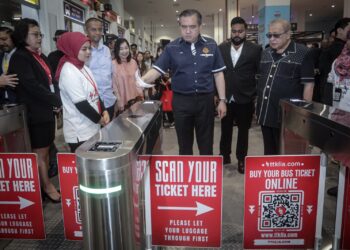 ANTHONY Loke merasmikan Pusat Pengangkutan Terminal KLIA2 dan Kempen ‘Relax, Reunite & Be Rewarded’. - UTUSAN/FAIZ ALIF ZUBIR