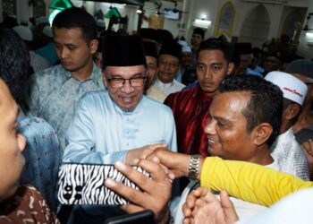 ANWAR Ibrahim beramah mesra bersama tetamu yang hadir pada Majlis Jamuan Hari Raya Aidilfitri dan solat Jumaat di Masjid Bandar Utama Batang Kali, Selangor, semalam. - UTUSAN/SYAKIR RADIN