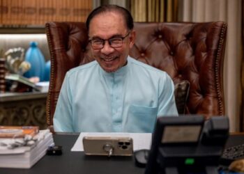 Datuk Seri Anwar Ibrahim semasa menerima panggilan telefon rakan sejawatannya dari Pakistan