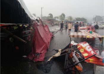 Kejadian ribut di bazar Ramadan Felda Chemomoi menyebabkan beberapa khemah milik peniaga rosak teruk.