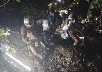 ANGGOTA bomba menggunakan tali penyelamat untuk membawa Nur Raihan Romli ke tebing setelah kenderaan mereka terjunam ke dalam gaung di Jalan Gunung Inas, Baling. - IHSAN BOMBA