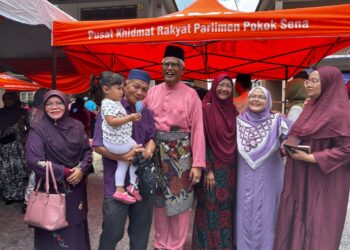 MAHFUZ Omar bergambar bersama tetamu yang hadir ke Rumah Terbuka Aidilfitri anjurannya di Alor Setar.