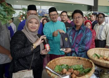 EWON Benedick beramah mesra dengan usahawan semasa melawat gerai hidangan pada Majlis Rumah Terbuka Hari Raya Aidilfitri INSKEN di Cyberjaya. - UTUSAN/FAISOL MUSTAFA