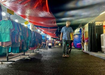 BERBEZA dengan suasana lima atau 10 tahun lalu apabila bazar Aidilfitri kini seperti hilang seri dengan peniaga terus mengeluh hasil jualan perlahan di bazar Aidilfitri Taman Sena, Kangar, Perlis semalam.- UTUSAN/MOHD. HAFIZ ABD. MUTALIB