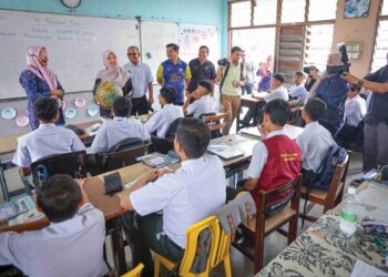 FADHLINA Sidek (berdiri, dua dari kiri) meninjau keadaan dan suasana dalam salah satu daripada kelas di Sekolah Menengah Kebangsaan SMK Meru di Klang, Selangor, semalam. – UTUSAN/SADDAM YUSOFF