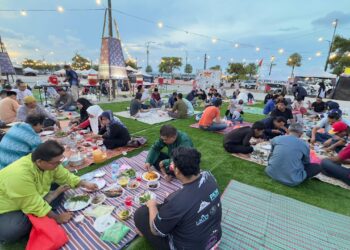 SEBAHAGIAN ahli Kawat dan keluarga berbuka puasa berkonsepkan tradisi Melayu di Dataran Payang Walk, Kuala Terengganu, semalam. - UTUSAN/PUQTRA HAIRRY ROSLI