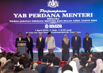 ANWAR Ibrahim ketika hadir Majlis Perjumpaan Perdana Menteri bersama warga JPM di Putrajaya. - UTUSAN/FAISOL MUSTAFA