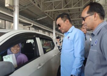 AHMAD Fuad Che Ani (dua, kanan) bersama Pengurus Besar Langkawi Port, Muhd. Nasir Abdul Aziz menyapa penumpang feri Roro sempena Program Selamat Pulang Perantau 2024 di Kompleks Dermaga Tanjung Lembung, Langkawi.