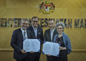 DZULKEFLY Ahmad menyaksikan majlis menandatangani MoU antara CRM dengan CUHK bagi usaha sama bidang klinikal, akademik dan prospek penyelidikan di KKM Putrajaya. - UTUSAN/FAIZ ALIF ZUBIR