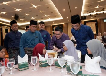 WONG Kah Woh beramah mesra dengan anak-anak yatim sempena Majlis Berbuka Puasa BSN dengan kerjasama KPM di Putrajaya. - UTUSAN/FAISOL MUSTAFA