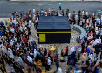 BAKAL jemaah melakukan gimik tawaf pada Kursus Perdana Haji di Masjid Wilayah Persekutuan di Kuala Lumpur, di sini semalam. - UTUSAN/SHIDDIEQIIN ZON