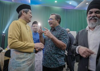 ABU Tariq Jamaluddin (kiri) ketika hadir majlis sambutan Aidilfitri LHDN di Cyberjaya. - UTUSAN/FAIZ ALIF ZUBIR