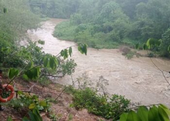 LOKASI kejadian lima sekeluarga tergelincir sebelum terjatuh ke dalam sungai. - IHSAN BOMBA