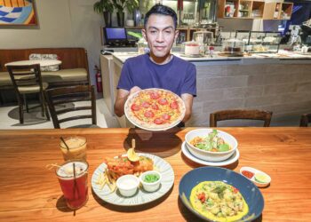 PENGURUS restoran Nazrul Hisham Abdullah bersama sebahagian menu yang terdapat di The Spot by Chinoz.