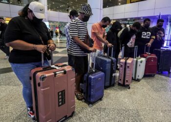 ANTARA mangsa pemerdagangan manusia yang diselamatkan MHO dari Vietnam di Terminal 1 KLIA. - UTUSAN/FAISOL MUSTAFA