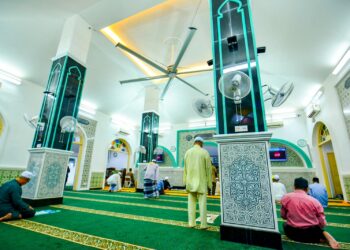 RUANGAN dalam Masjid Jamek Dato’ Klana Petra Sendeng yang dinaik taraf pada tahun 2021 bagi memberikan lebih keselesaan kepada jemaah. - UTUSAN/MOHD. SHAHJEHAN MAAMIN