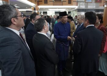 MOHAMAD Hasan ketika menghadiri majlis Aidilfitri Wisma Putra di Putrajaya. - UTUSAN/FAISOL MUSTAFA