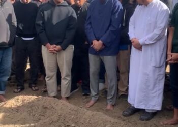 MEGAT Irman Jefni (dua dari kanan) pada pengebumian jenazah anaknya, Megat Ashman Aqif di Christchurch, New Zealand hari ini. - UTUSAN