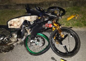 KEADAAN motosikal sebahagian mangsa yang terlibat dalam kemalangan selepas berlanggar sesama sendiri di Kilometer 9.9, Le­buh Raya Ketereh-Kota Bharu, Kota Bharu, Kelantan semalam.