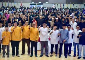 SHAMSUL Anuar Nasarah (tengah) bersama anak muda yang menghadiri jamuan berbuka puasa di KKTM Lenggong hari ini. - UTUSAN