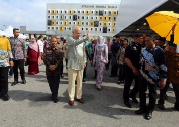 SULTAN Nazrin Muizzuddin pada Majlis Sambutan Hari Raya Aidilfitri peringkat Negeri Perak tahun 2024 yang diadakan di Stadium Indera Mulia di Ipoh hari ini. - UTUSAN