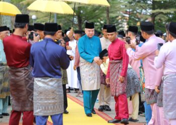 SULTAN Nazrin Muizzuddin Shah bersalaman dengan jemaah selepas menunaikan solat sunat Aidilfitri di Masjid Ubudiah, Kuala Kangsar, hari ini. - UTUSAN