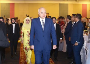 SULTAN Nazrin Muizzuddin Shah berangkat ke Majlis Makan Malam Amal Kelab Bakti Gunung Keledang di Ipoh semalam. - UTUSAN/MUHAMAD NAZREEN SYAH MUSTHAFA