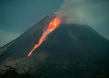 GUNUNG Ibu, timur Indonesia dilaporkan meletus dan abu menjulang sehingga 3.5 kilometer. -AGENSI