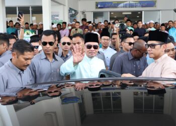 ANWAR Ibrahim (tengah) melambai tangan ketika singgah untuk menunaikan solat Jumaat di Masjid Al-Huda Sungai Ara, George Town, Pulau Pinang. - UTUSAN/IQBAL HAMDAN