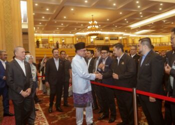 ANWAR Ibrahim ketika hadir pada majlis perhimpunan bulanan JPM di Putrajaya. - UTUSAN/FAISOL MUSTAFA