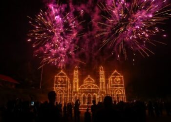 ORANG ramai menyaksikan pelita panjut gergasi berbentuk Masjid Sendayan pada program di padang SK Ulu Ribu, Padang Rengas, Kuala Kangsar, Perak semalam. – UTUSAN/MUHAMAD NAZREEN SYAH MUSTHAFA