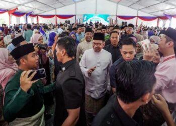 ANWAR Ibrahim diikuti Zambry Abdul Kadir ketika hadir majlis Aidilfitri KPT di Putrajaya. – UTUSAN/FAISOL MUSTAFA