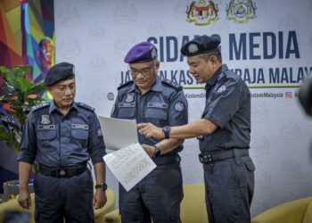RIBUAN Abdullah melihat laporan selepas sidang akhbar di JKDM Putrajaya. - UTUSAN/FAIZ ALIF ZUBIR