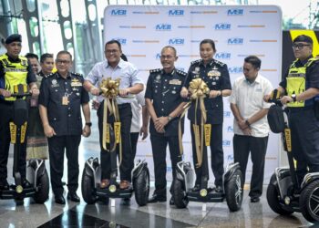 AMIRUDIN Shari pada Majlis Penyerahan Sumbangan Penajaan Kenderaan Mikromobiliti E-Scooter kepada PDRM Kontinjen Selangor di KLIA Terminal 1. - UTUSAN/FAIZ ALIF ZUBIR