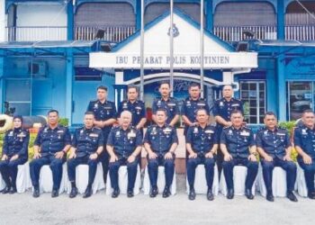 MAZLI Mazlan (barisan hadapan, tengah) bersama ketua-ketua polis daerah dan ketua-ketua jabatan PDRM Terengganu bergambar selepas Majlis Serah Terima Tugas di Kuala Terengganu, semalam. – UTUSAN/PUQTRA HAIRRY ROSLI