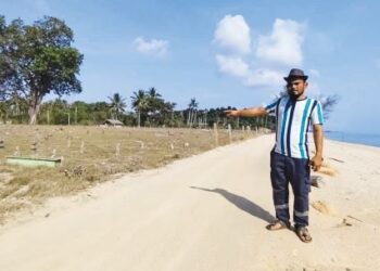 ABU Bakar Omar menunjukkan kawasan kubur lama yang terletak berhampiran pantai di Kampung Bari Kecil, Setiu, Terengganu, semalam. – UTUSAN/WAN ZURATIKAH IFFAH WAN ZULKIFLI