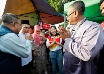 Pang Sock Tao dan Khairul Azhari Saut ‘bertembung’ pada hari kedua kempen di Pasar Pagi Batang Kali semalam.