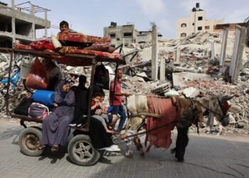 SEBUAH keluarga Palestin menaiki kereta kuda bersama barangan mereka berpindah ke Beit Lahia, di utara Semenanjung Gaza.-AFP