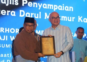 FADZLI MOHAMAD KAMAL (kanan) menyampaikan anugerah Karyawan Sepanjang Hayat kepada Dr. Aminudin Mansor @ Ami Masra sempena Hadiah Sastera Darul Makmur di Kuantan, Pahang. - UTUSAN/SHAIKH AHMAD RAZIF