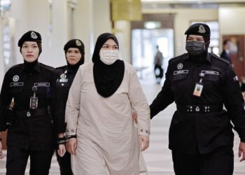 SITI Bainun Ahd. Razali diiringi pegawai Penjara semasa pendengaran rayuan terhadap sabitan dan hukuman penjara atas kesalahan mengabai serta menganiaya seorang remaja perempuan sindrom Down di Mahkamah Tinggi Kuala Lumpur pada 7 Mac lalu. - UTUSAN/M.FIRDAUS M. JOHARI