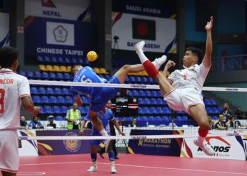 RUSDI melakukan libasan dalam aksi menentang Filipina di Piala Dunia Sepak Takraw 2024 di Stadium Titiwangsa, hari ini.-GAMBAR- AMIR KHALID.