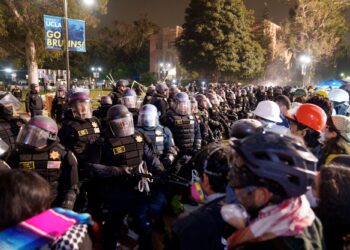 RATUSAN anggota polis menyerbu khemah penunjuk perasaan pro-Palestin di dataran UCLA di Los Angeles, California.-AFP