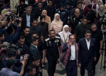 ANWAR Ibrahim ketika hadir pada Majlis Penerapan Nilai-Nilai Murni dan Sambutan Hari Raya Aidilfitri Madani Jabatan Imigresen Malaysia 2024 di Putrajaya. - UTUSAN/FAISOL MUSTAFA