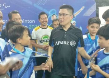 WONG Kah Woh bersama pelajar yang menyertai Kejohanan Badminton Remaja Allianz di Taiping, Perak, semalam. - UTUSAN/WAT KAMAL ABAS