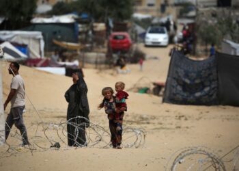 KANAK-KANAK berjalan di kem untuk orang yang kehilangan tempat tinggal di Rafah, selatan Gaza di sempadan dengan Mesir pada 28 April lalu.-AFP