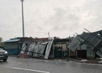 KEADAAN gerai yang rosak akibat ribut di pekan Chenderong Balai dekat Pasir Salak, Perak, semalam. - UTUSAN/AIN SAFRE BIDIN